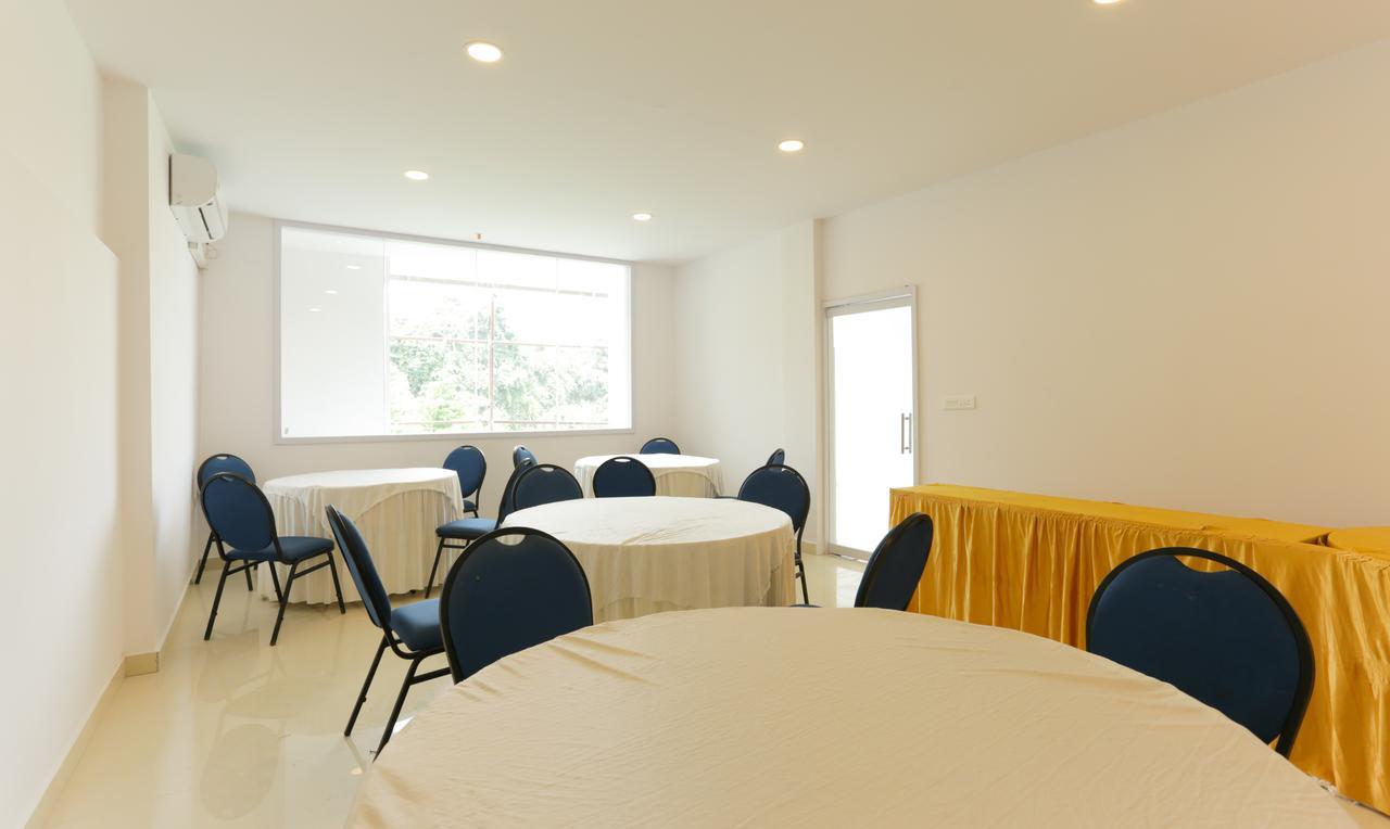 Heaven Gardens Hotel Kochi Luaran gambar